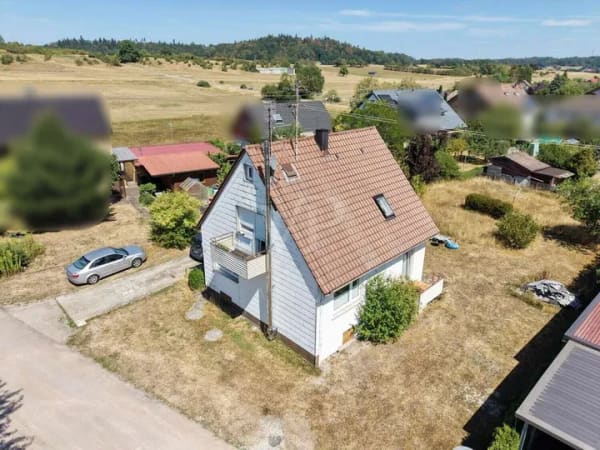 Immobilie in Stimpfach - Charmantes Einfamilienhaus mit großem Grundstück und zusätzlichem Bebauungspotenzial - Bild 0