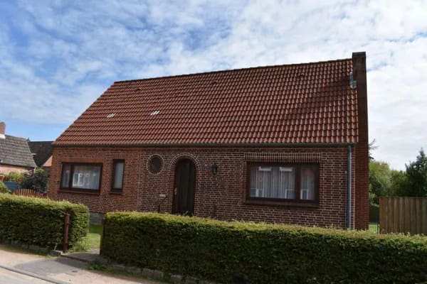 Immobilie in Bredstedt - Geräumiges Einfamilienhaus mit Garage und Garten in guter Lage - Bild 1