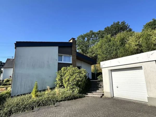 Immobilie in Netphen - Grundsolides Einfamilienhaus in ruhiger Lage von Dreis-Tiefenbach - Bild 1