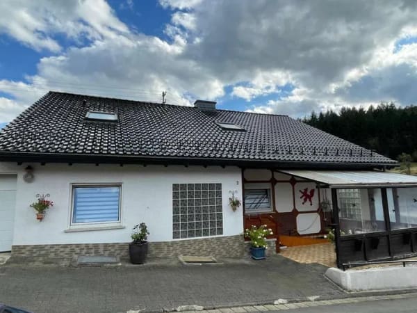 Immobilie in Biedenkopf - Attraktive Immobilie - Waldrandnähe mit vielseitigen Nutzungsmöglichkeiten in Biedenkopf-OT - Bild 1