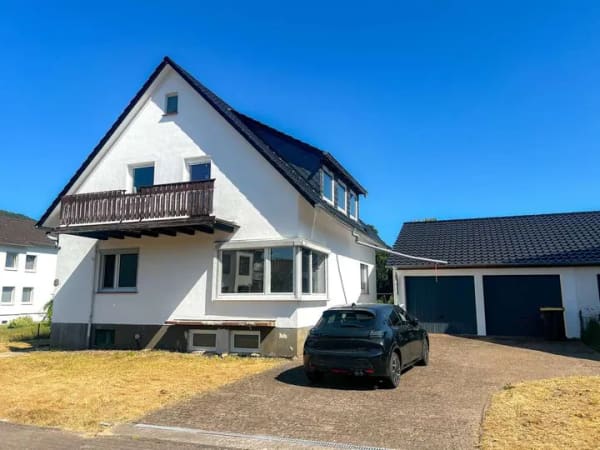 Immobilie in Wesertal - Sanierungsbedürftiges Zweifamilienhaus mit Garten, Doppelgarage und Nebengebäude - Bild 0
