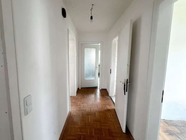 Immobilie in Wesertal - Sanierungsbedürftiges Zweifamilienhaus mit Garten, Doppelgarage und Nebengebäude - Bild 1