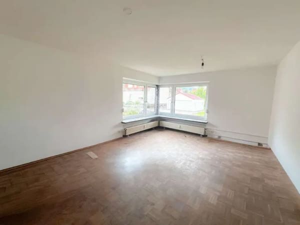 Immobilie in Wesertal - Sanierungsbedürftiges Zweifamilienhaus mit Garten, Doppelgarage und Nebengebäude - Bild 3