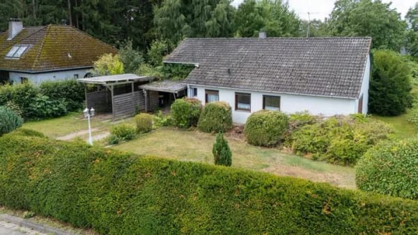 Immobilie in Bosau - Einfamilienhaus in Bosau mit großem Grundstück nahe dem Plöner See - Bild 2