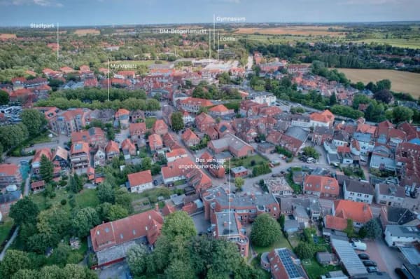 Immobilie in Oldenburg in Holstein - Innenstadt-Wohnen mit Charakter: Besondere Gaubenarchitektur mit Kamin, Westbalkon und Garage - Bild 1