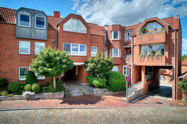 Immobilie in Oldenburg in Holstein - Innenstadt-Wohnen mit Charakter: Besondere Gaubenarchitektur mit Kamin, Westbalkon und Garage - Bild 2