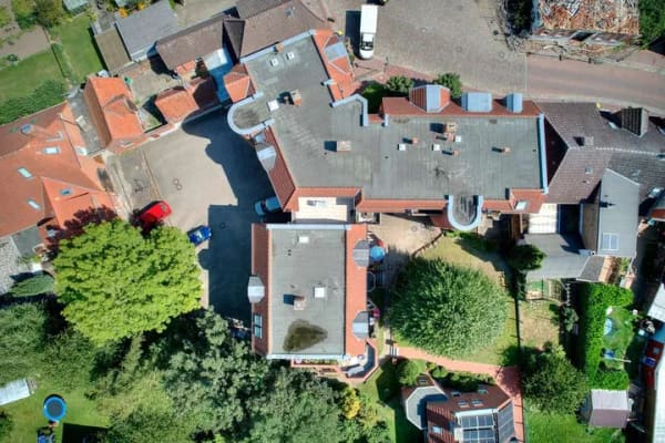 Immobilie in Oldenburg in Holstein - Innenstadt-Wohnen mit Charakter: Besondere Gaubenarchitektur mit Kamin, Westbalkon und Garage - Bild 3