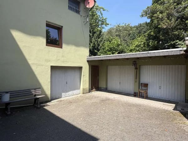 Immobilie in Oerlinghausen - Zwei- bis Dreifamilienhaus für den Handwerker am Südhang von Oerlinghausen - Bild 1