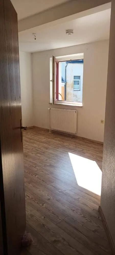 Immobilie in Adorf/Vogtland - Objekt-Nr.: 8126 - vermietete 3 ½-Zimmer-ETW mit Wanne im DG zentrumsnah in Adorf - Bild 2