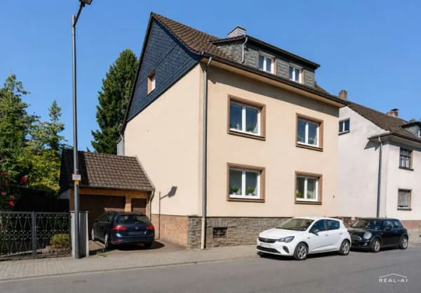 Immobilie in Siegburg - Freistehendes Zweifamilienhaus in zentraler Lage mit Garten und direktem Zugang zum Mühlenbach - Bild 0