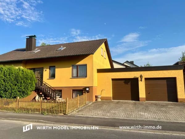 Immobilie in Ochsenfurt - Familienfreundliches Einfamilienhaus mit großem Eckgrundstück in Ochsenfurt-Hohestadt - Bild 0
