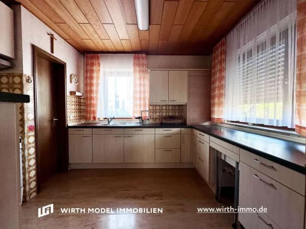 Immobilie in Ochsenfurt - Familienfreundliches Einfamilienhaus mit großem Eckgrundstück in Ochsenfurt-Hohestadt - Bild 3