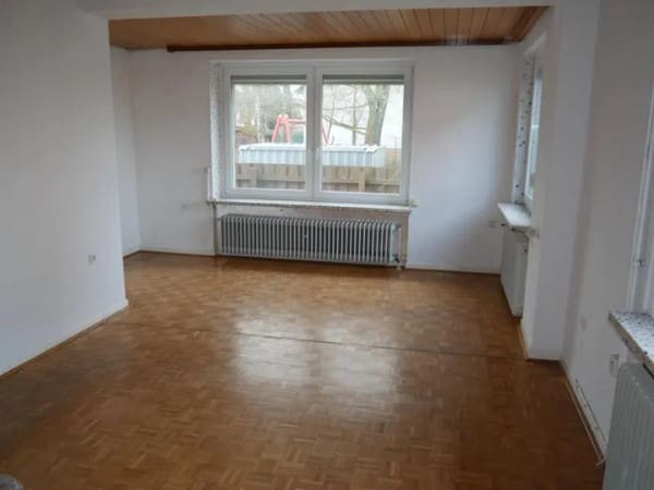 Immobilie in Ronnenberg - Geräumiges Zweifamilienhaus in Ronnenberg-Weetzen mit großem Garten in zentraler Lage - Bild 0