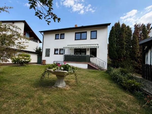 Immobilie in Bensheim - Nutzen Sie diese günstige Gelegenheit – gepflegtes Zweifamilienhaus mit teilweise Wohnrecht - Bild 1
