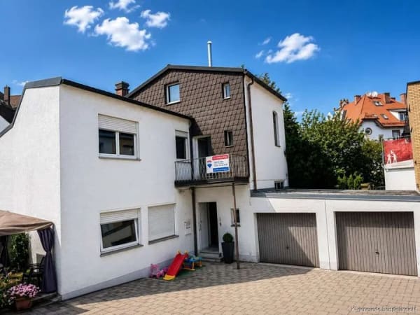 Immobilie in Weiden in der Oberpfalz - Top Lage - Zwei Häuser- viele Möglichkeiten: Wohnen,
Vermieten, Entwickeln in Weiden! - Bild 1