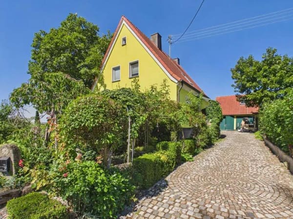 Immobilie in Hofheim in Unterfranken - Leben auf dem Land: Modernisiertes EFH mit traumhaftem Weitblick - Bild 1