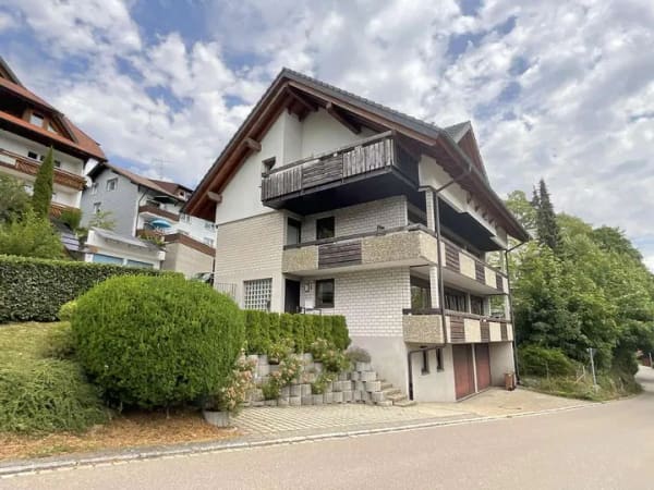 Immobilie in Schonach im Schwarzwald - Zwei Wohnungen, viele Möglichkeiten – Zweifamilienhaus in Schonach - Bild 2