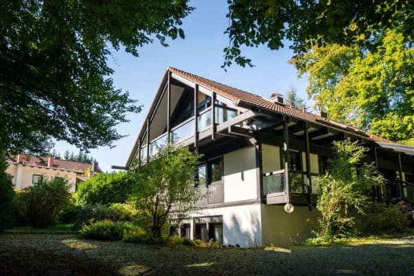 Immobilie in Pöcking - HUF Haus mit ca. 2.300 m² Grund in Feldafing - 8 Gehminuten zum See - Ortsrandlage - Bild 2