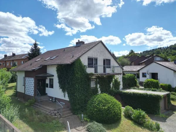 Immobilie in Witzenhausen - Solides Einfamilienhaus mit großem Grundstück in begehrter Wohnlage von Witzenhausen - Bild 1