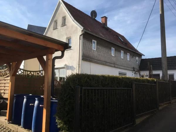 Immobilie in Lichtentanne - Liebevoll saniertes freistehendes Einfamilienhaus mit Nebengebäude und Carport in belebter Dorflage zu verkaufen! - Bild 0