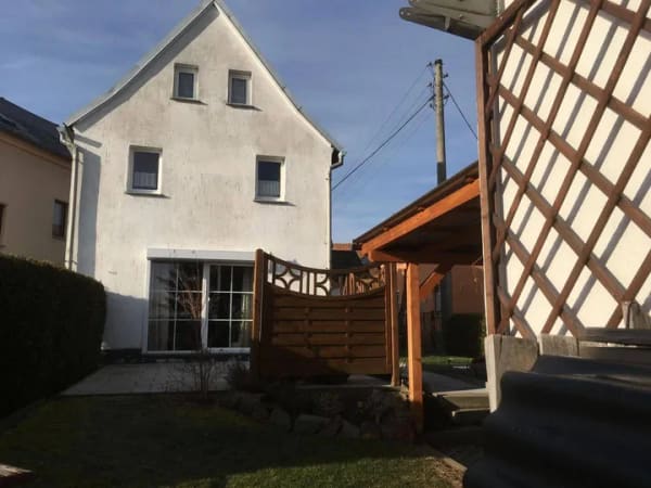 Immobilie in Lichtentanne - Liebevoll saniertes freistehendes Einfamilienhaus mit Nebengebäude und Carport in belebter Dorflage zu verkaufen! - Bild 1
