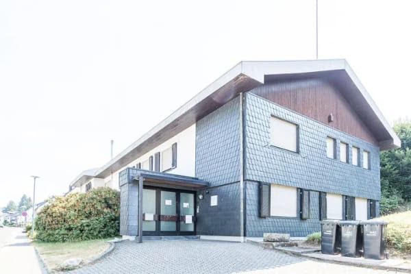 Immobilie in Hermeskeil - Großzügig wohnen und vielseitig arbeiten - Anwesen mit Garten und vermieteter Praxisfläche - Bild 1