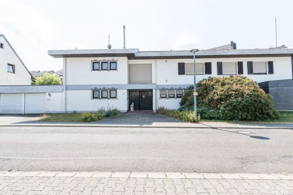 Immobilie in Hermeskeil - Großzügig wohnen und vielseitig arbeiten - Anwesen mit Garten und vermieteter Praxisfläche - Bild 2