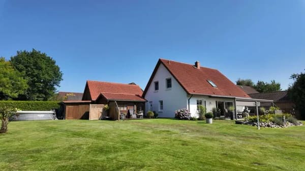 Immobilie in Hennstedt - Exklusives Zuhause nahe Eider & Nordsee - Hochwertig ausgestattet mit atemberaubenden Gartenparadies - Bild 2