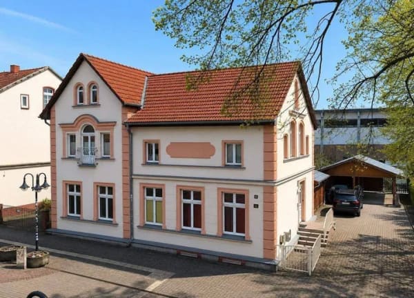 Immobilie in Neubrandenburg - Zwei Immobilien - ein außergewöhnliches Angebot! Traumhafte Stadtvilla mit zusätzlichem Wohnhaus – Wohnen, Arbeiten und Leben unter einem Dach - Bild 1