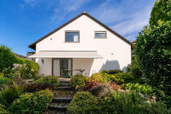 Immobilie in Königstein - Familienhaus mit Perspektive: Freistehend, energieeffizient und mit Einliegerwohnung - Bild 1