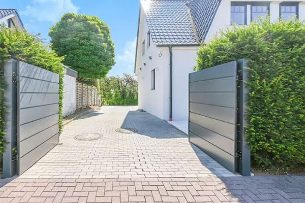 Immobilie in Timmendorfer Strand - Küstenleben für die ganze Familie! Großes Einfamilienhaus mit Einliegerwohnungen, 5 Min zum Strand! - Bild 1