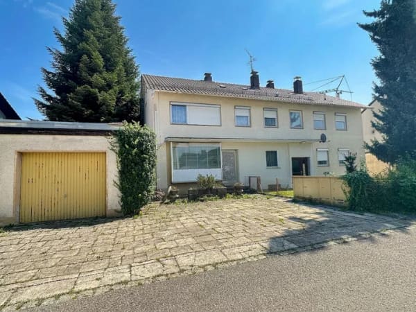 Immobilie in Traunreut - Mehrfamilienhaus mit 3 Wohnungen und Gewerbeeinheit - zentrale Lage, vielseitige Möglichkeiten - Bild 0