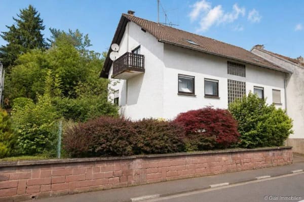 Immobilie in Großrosseln - Großzügiges Ein- bis Zweifamilienhaus mit zwei Garagen in Karlsbrunn - Bild 1