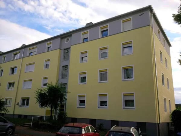 Immobilie in Heilbronn - renov.bedürft. 3,5-Zi-Whg mit Balkon und EBK samt sep. DG-Whg. im Rohbau, in freundl. MFH in HN - Bild 0