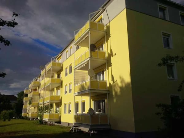 Immobilie in Heilbronn - renov.bedürft. 3,5-Zi-Whg mit Balkon und EBK samt sep. DG-Whg. im Rohbau, in freundl. MFH in HN - Bild 1