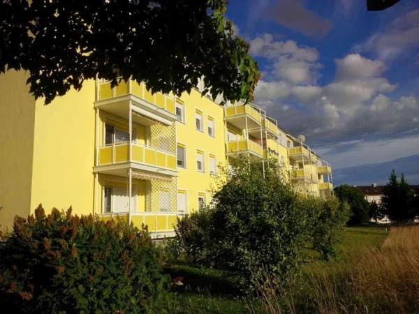 Immobilie in Heilbronn - renov.bedürft. 3,5-Zi-Whg mit Balkon und EBK samt sep. DG-Whg. im Rohbau, in freundl. MFH in HN - Bild 2