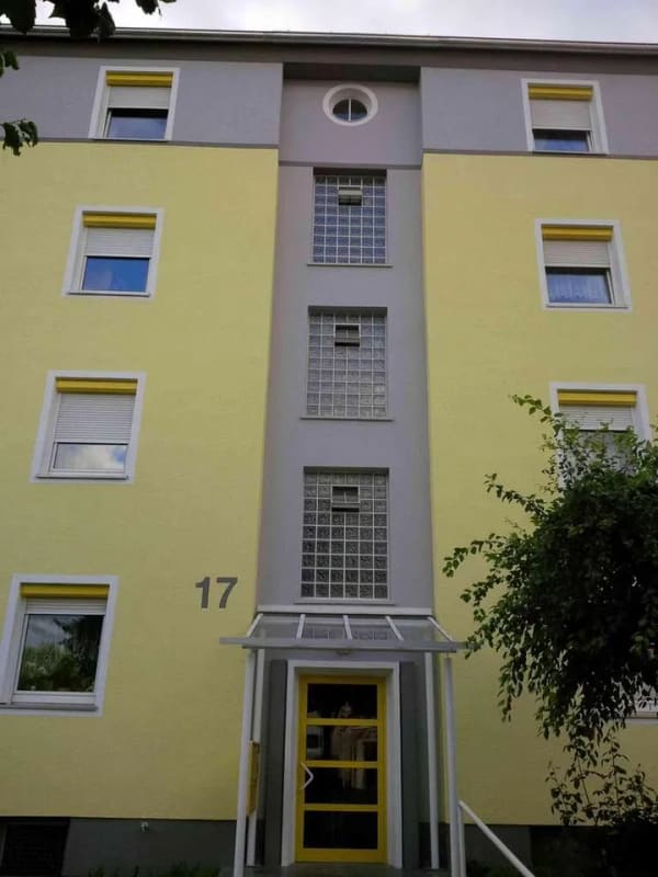 Immobilie in Heilbronn - renov.bedürft. 3,5-Zi-Whg mit Balkon und EBK samt sep. DG-Whg. im Rohbau, in freundl. MFH in HN - Bild 3