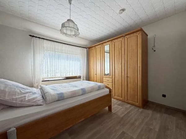 Immobilie in Jemgum - Moin Ostfriesland. Moin Zuhause.
5 Zimmer voller Gemütlichkeit auf
121 m². Traum-Grundstück. Garag - Bild 3