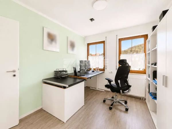 Immobilie in Essingen - 🌳 Zentral wohnen, Natur genießen: 116 m² Wohnkomfort mit verglastem Balkon - Bild 3