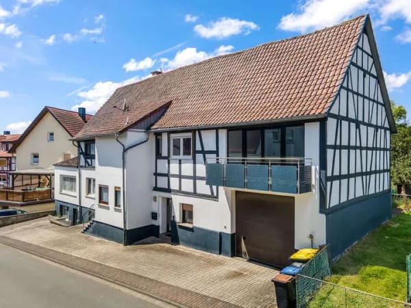 Immobilie in Kirtorf - Viel Raum für Generationen – vielseitiges Anwesen mit drei Wohnbereichen in direkter Feldrandlage - Bild 1