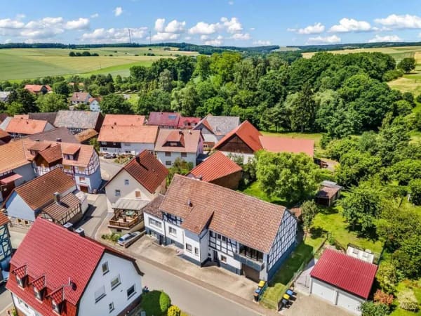 Immobilie in Kirtorf - Viel Raum für Generationen – vielseitiges Anwesen mit drei Wohnbereichen in direkter Feldrandlage - Bild 2
