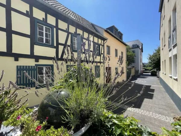 Immobilie in Königswinter - Königswinter Rheinlage: Großfamilie gesucht - 6 Wohneinheiten auf Hofanlage möglich! - Bild 0