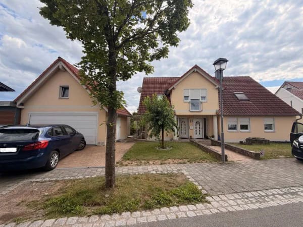 Immobilie in Schönbrunn i.Steigerwald - Das besondere Einfamilienhaus mit 1Zi. App. und Einliegerwhg., Garage und großem Grundstück, wunderschön in Schönbrunn i. Steigerwald gelegen. - Bild 0