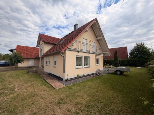 Immobilie in Schönbrunn i.Steigerwald - Das besondere Einfamilienhaus mit 1Zi. App. und Einliegerwhg., Garage und großem Grundstück, wunderschön in Schönbrunn i. Steigerwald gelegen. - Bild 1