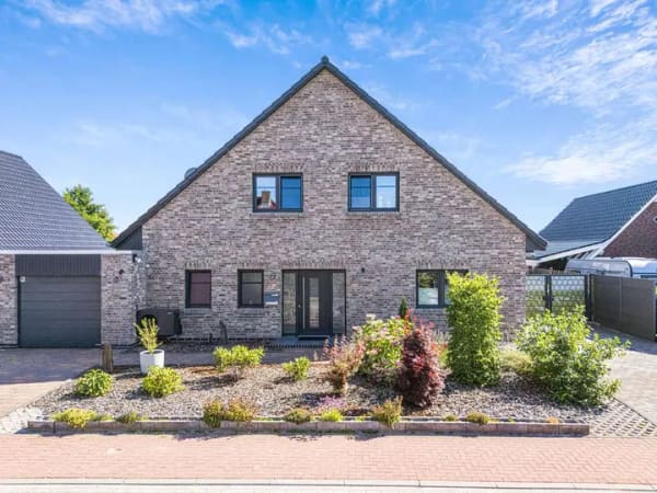 Immobilie in Marienhafe - Exklusives Einfamilienhaus mit modernster Energietechnik und außergewöhnlichem Wohnkomfort - Bild 0