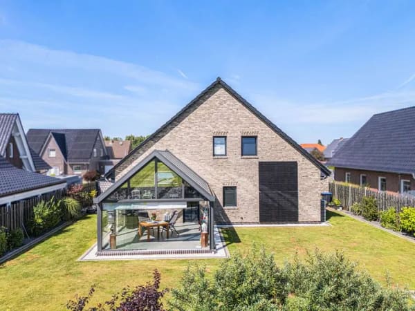 Immobilie in Marienhafe - Exklusives Einfamilienhaus mit modernster Energietechnik und außergewöhnlichem Wohnkomfort - Bild 1
