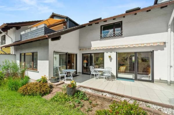 Immobilie in Friedrichsdorf - Traumhaftes Wohnbereich mit exklusivem Kamin, große Terrasse und Dachterrasse - Bild 0
