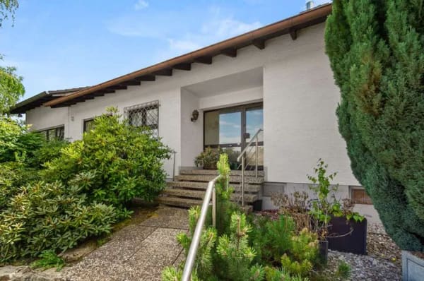 Immobilie in Friedrichsdorf - Traumhaftes Wohnbereich mit exklusivem Kamin, große Terrasse und Dachterrasse - Bild 1