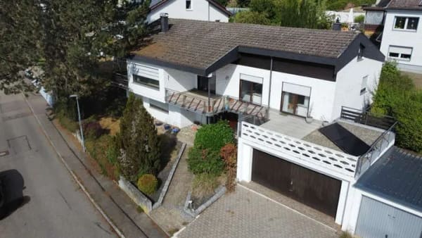 Immobilie in Herbrechtingen - Wohnen mit Weitblick - Einfamilienhaus mit ELW in traumhafter Panoramalage von Herbrechtingen - Bild 1