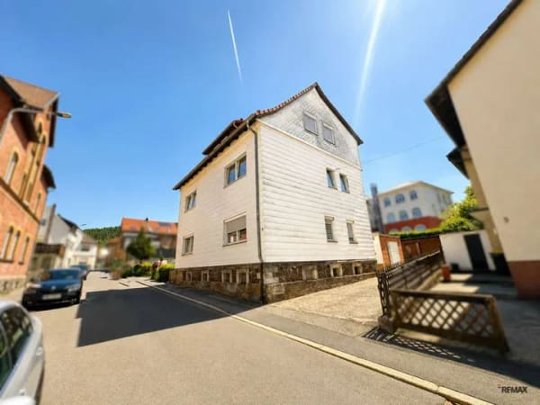 Immobilie in Neustadt bei Coburg - Dreifamilienhaus mit 4 Garagen | Ab November komplett frei | Attraktives Entwicklungspotenzial - Bild 0